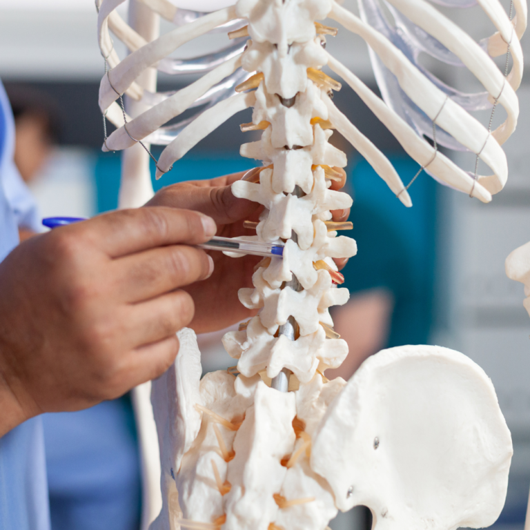 Vitamina K2 și osteoporoza: ce arată studiile despre densitatea osoasă, fracturi și relația cu vitamina D