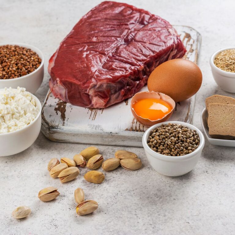 Proteinele: ce sunt, aminoacizii esențiali, sursele animale și vegetale și semnele deficitului