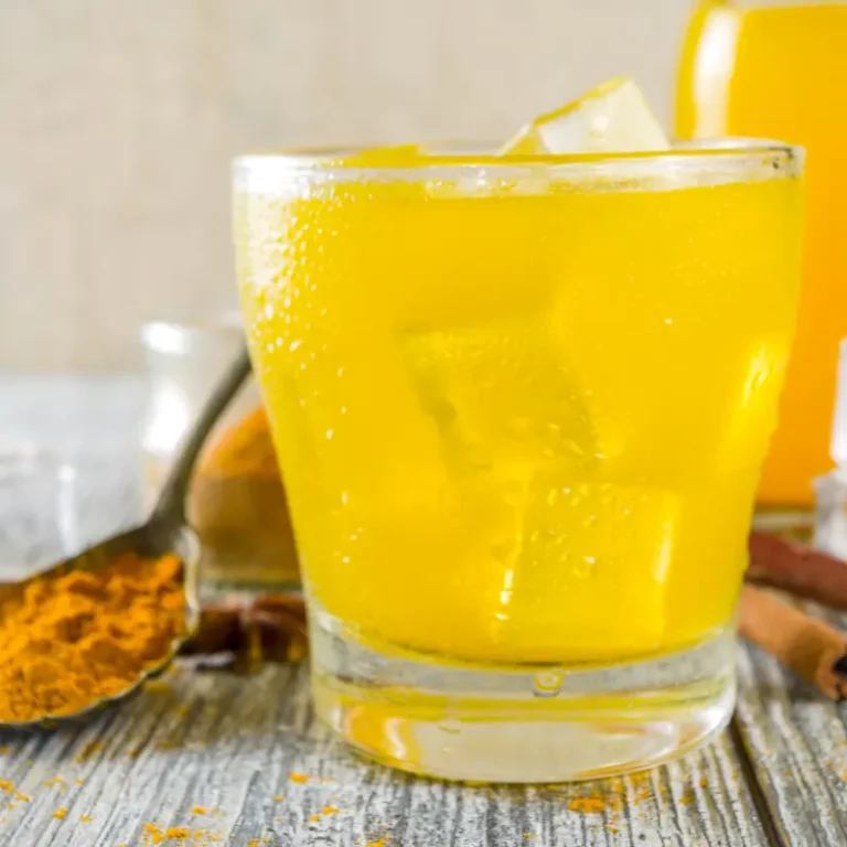 Băutură Detoxifiantă de Dimineață cu Turmeric