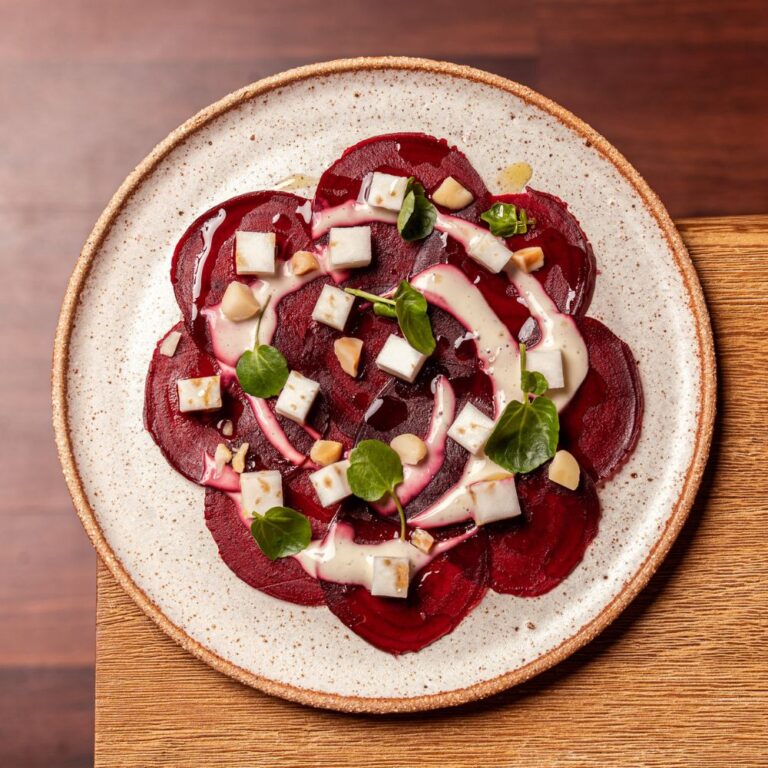 Carpaccio de sfeclă roșie cu br&acirc;nză și valeriană