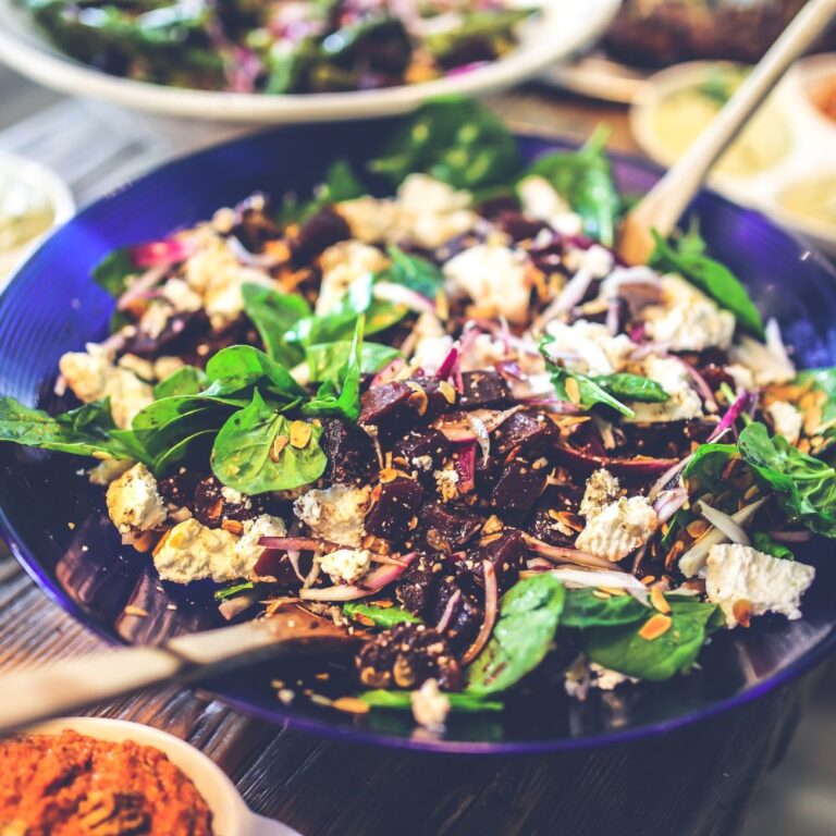 Salată Nutritivă cu Spanac, Sfeclă Roșie, Piept de Pui și Br&acirc;nză de Capră