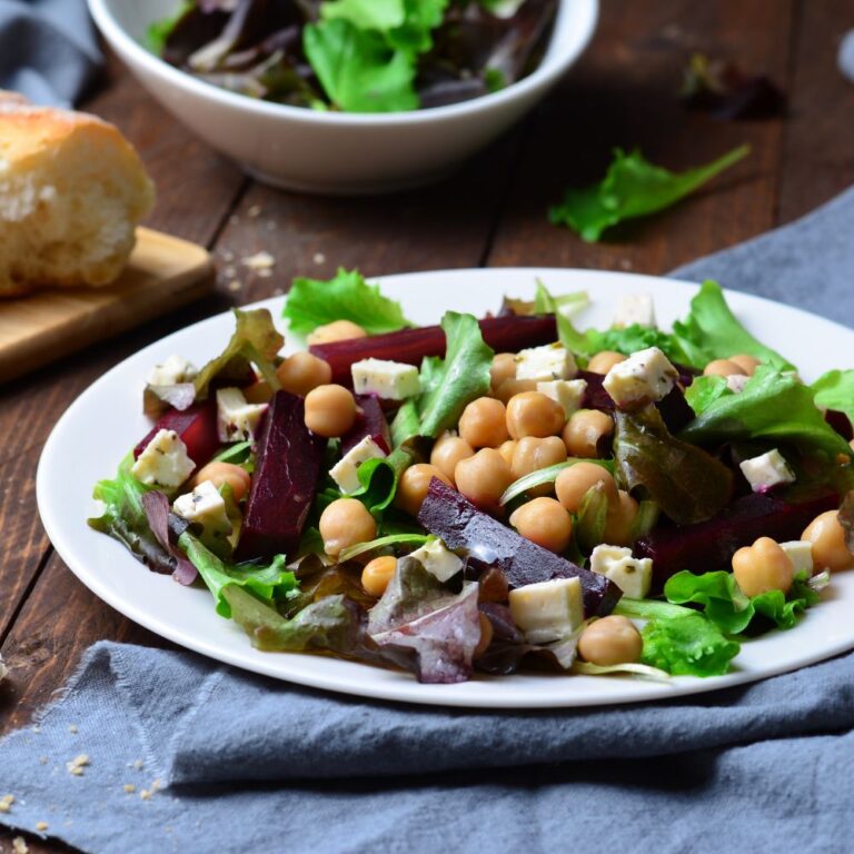 Salată de sfeclă roșie cu năut, frunze de salată și tofu