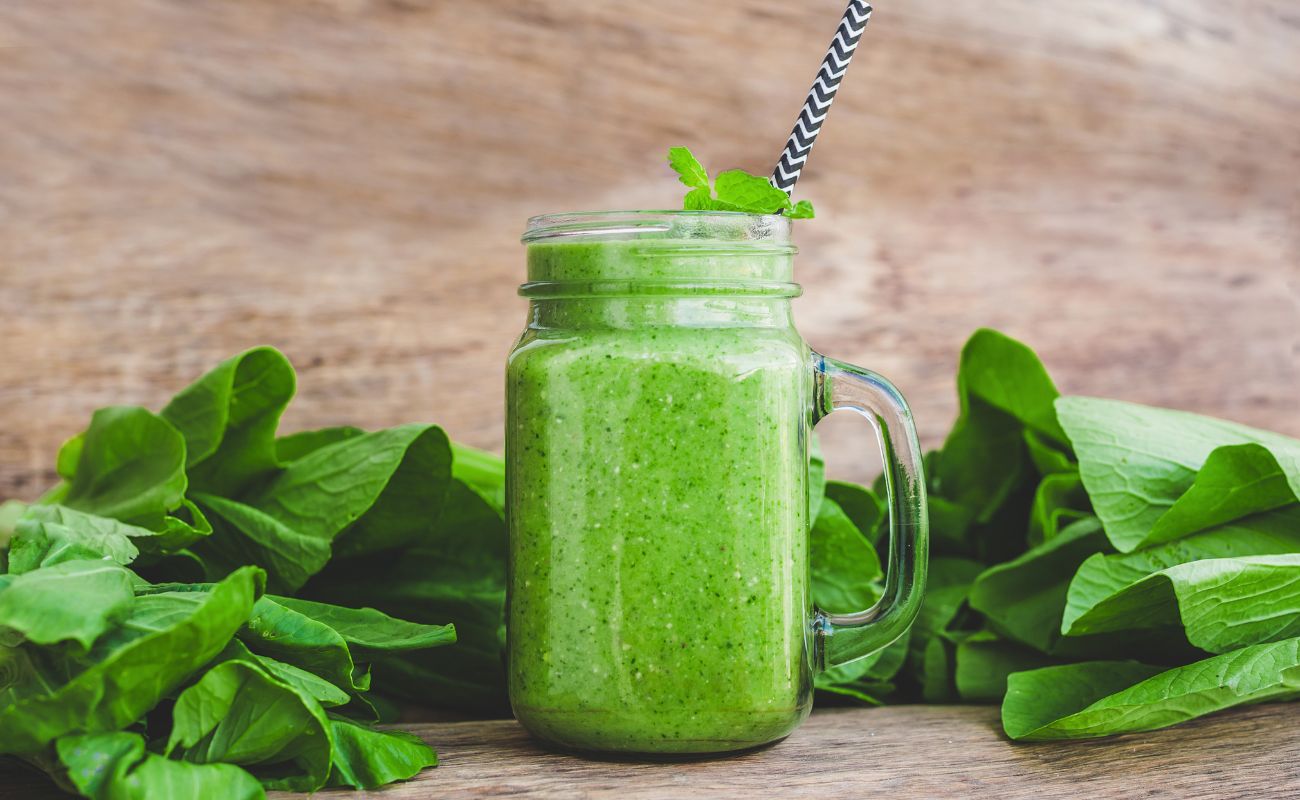 Smoothie energizant &bdquo;Booster de Energie&rdquo; plin de vitamine și nutrienți esențiali.