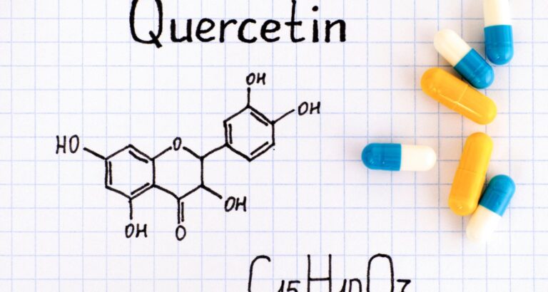 Quercetina (quercitina): ce este, surse alimentare, beneficii dovedite, suplimente și interacțiuni
