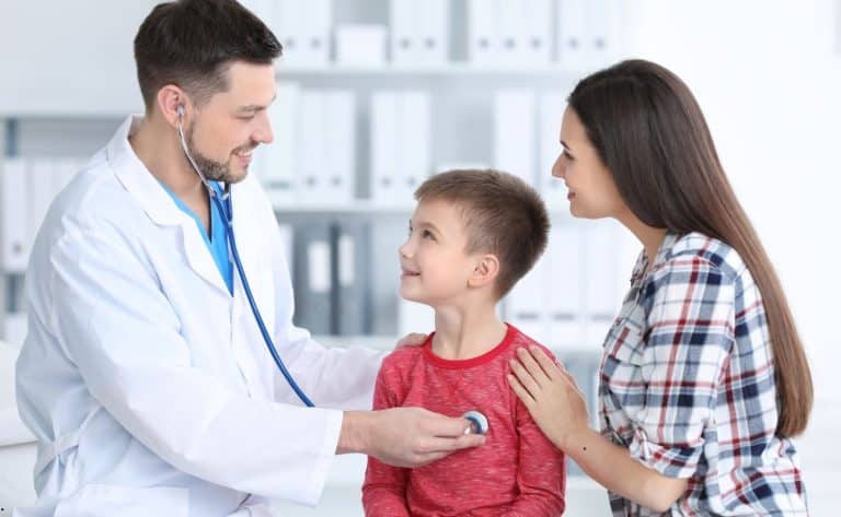 Consultul de cardiologie pediatrică: cum decurge, ce semne cer evaluare și cum &icirc;ți pregătești copilul