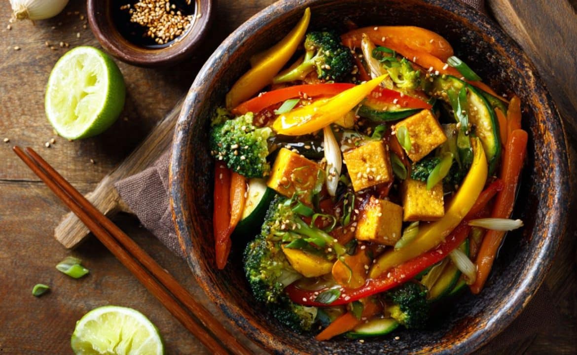 Stir-Fry de Legume Aurii cu Tofu și Semințe de Susan