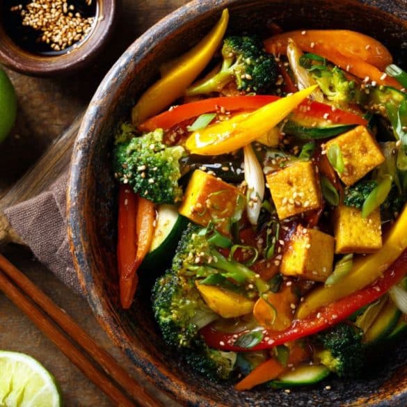 Stir-Fry de Legume Aurii cu Tofu și Semințe de Susan