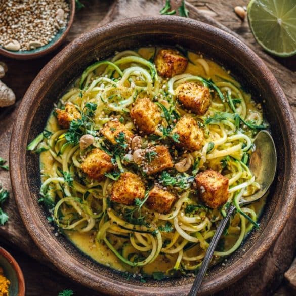 Tăiței de Zucchini cu Sos de Caju Auriu și Tofu cu Ghimbir și Lime