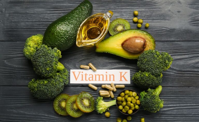 Vitamina K &mdash; o pată pe o coală, un pui care s&acirc;ngerează și două minți care au schimbat biologia coagulării, a osului și a arterei
