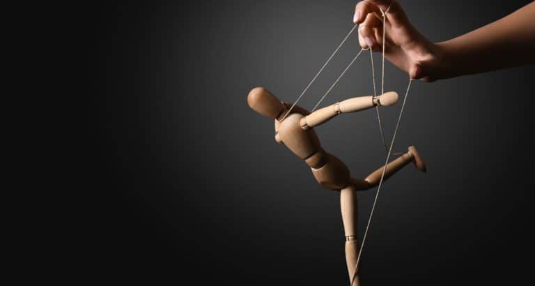 Gaslighting-ul &mdash; manipularea care te face să &icirc;ți pui la &icirc;ndoială propria realitate