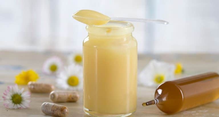 Lăptișorul de matcă nu este elixir regal &mdash; este o secreție biologic activă cu beneficii posibile și riscuri reale