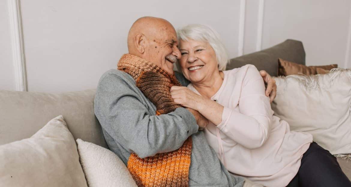 Polifarmacia la vârstnici nu este un eșec terapeutic — este consecința biologiei modificate a îmbătrânirii și a cumulului de boli cronice