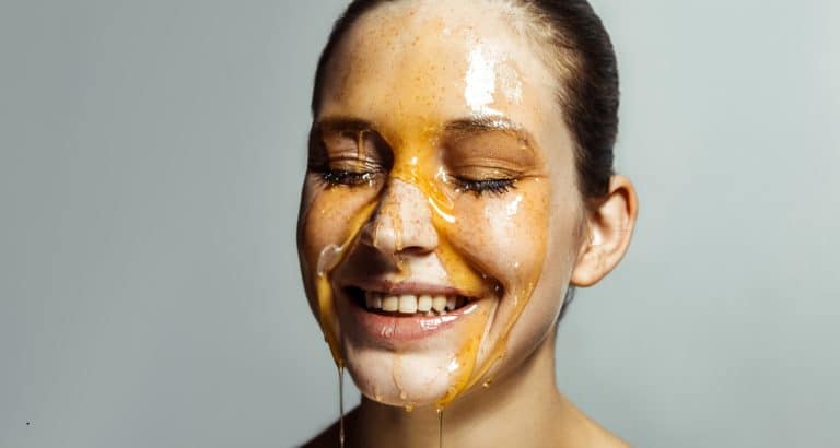 Retete de frumusete cu miere &mdash; ce spune stiinta despre unul dintre cele mai vechi ingrediente cosmetice