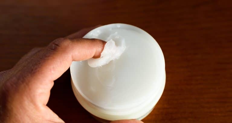 Vaselina in dermatologie &mdash; de ce ramane unul dintre cele mai eficiente ingrediente pentru bariera cutanata