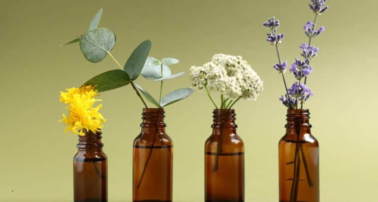 Aromaterapia nu este doar miros plăcut &mdash; este intervenție cu molecule active și responsabilitate profesională