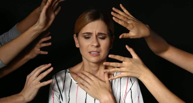 Anxietate socială sau timiditate &mdash; diferența nu se vede &icirc;n c&acirc;t roșești, ci &icirc;n ce renunți să faci