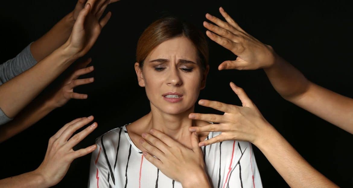 Anxietate socială sau timiditate — diferența nu se vede în cât roșești, ci în ce renunți să faci