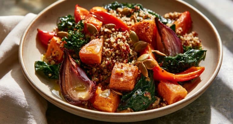Bol cu quinoa, kale și legume coapte