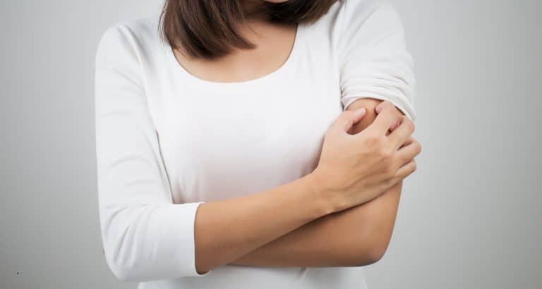 Dermatita de contact poate arăta identic pe piele, deși pornește din două mecanisme complet diferite
