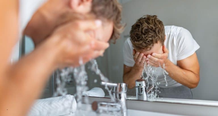 Epiderma la bărbați: piele mai groasă, sebum mai mult și riduri care apar mai t&acirc;rziu, dar mai ad&acirc;nc