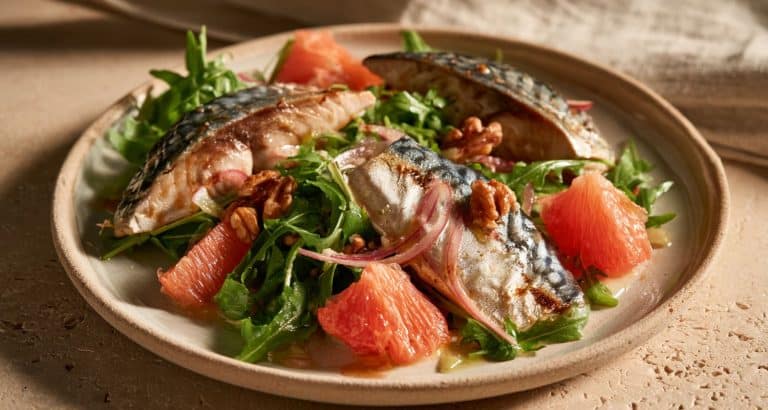 Macrou la grătar cu salată de rucola și grepfrut