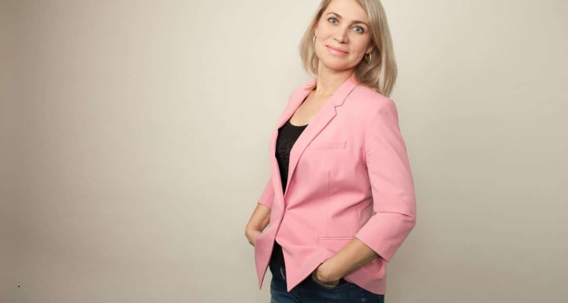 Menopauza și îmbătrânirea pielii — ce modificări sunt hormonale și ce modificări țin de vârstă