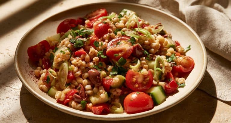 Salată de orz cu legume și pătrunjel