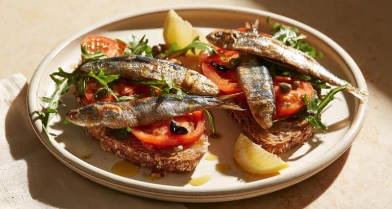 Sardine pe p&acirc;ine integrală cu roșii și rucola