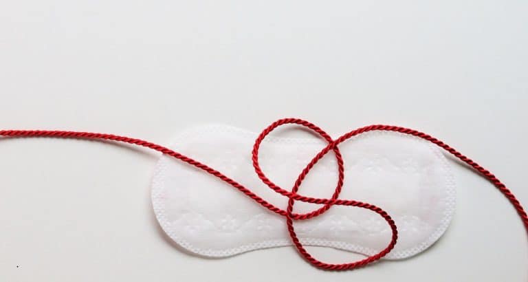 Spotting-ul intermenstrual poate veni dintr-un uter perfect sănătos sau dintr-un col bolnav &mdash; și arată identic