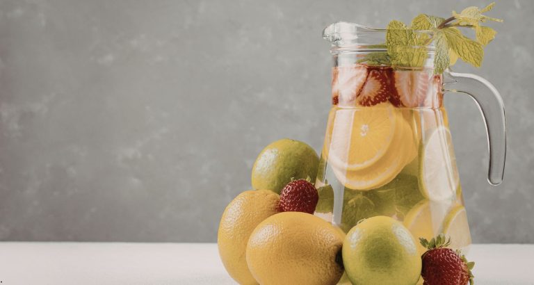 Apă infuzată cu fructe: ce beneficii are cu adevărat și 10 combinații pentru hidratare