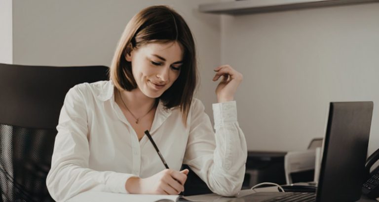 Cum vă &icirc;mbunătățiți capacitatea de concentrare: 5 metode susținute de studii