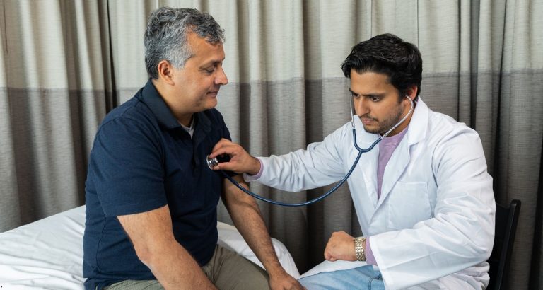 De ce bărbații nu merg la medic: barierele reale și ce schimbă prezentarea la timp