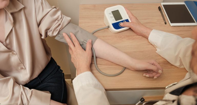 Menopauza chirurgicală și riscul cardiovascular: de ce contează v&acirc;rsta la care sunt &icirc;ndepărtate ovarele