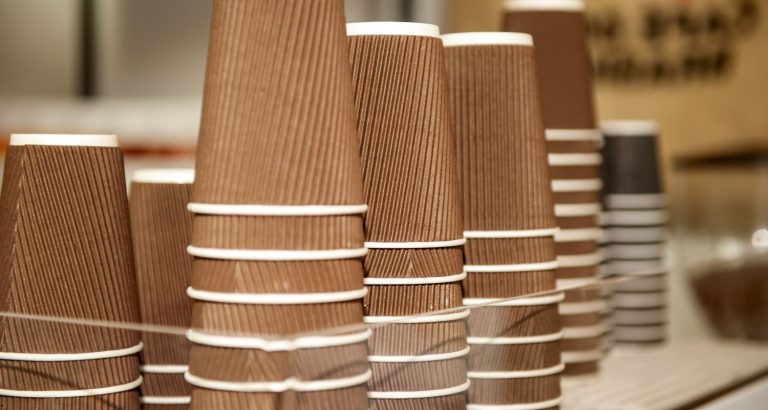 Pahare de unică folosință și pliculețe de ceai: c&acirc;te microplastice ajung &icirc;n cafea și ceai