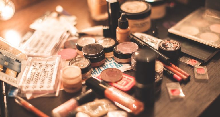 Parabenii &icirc;n cosmetice: cum acționează, ce limitează UE și ce riscuri sunt dovedite