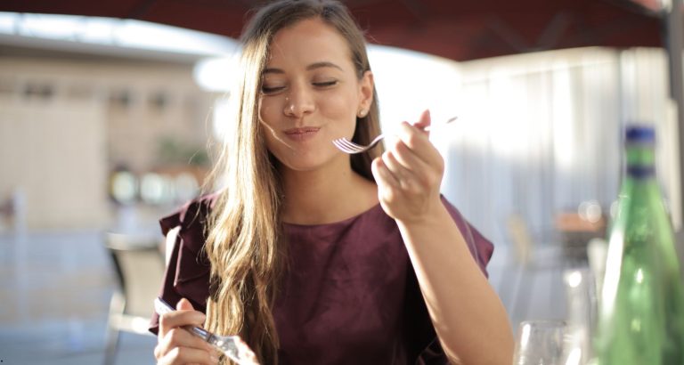 Sațietatea: hormonii care o reglează și cum o influențează alimentația