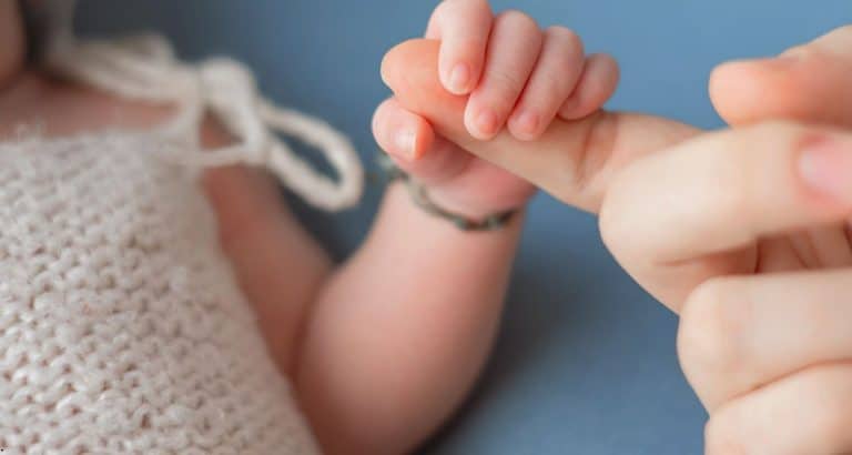 Schema de vaccinare a bebelușului &icirc;n primul an: vaccinuri, reacții posibile și cum se verifică siguranța