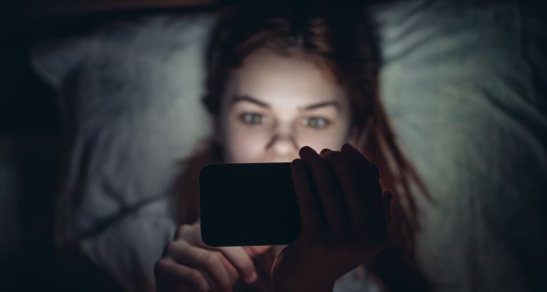 Violența sexuală facilitată de tehnologie și actele sexuale coercitive: ce arată studiul pe 14.358 de femei din Islanda